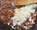 Foto del paso 2 de la receta: Empanadillas de carne y queso feta 🥟🥩🧀