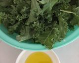 Hình bước làm 3 của món Thí nghiệm cùng cải xoăn: kale salad và kale chip