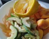 Foto del paso 3 de la receta: Ensalada de frutas con jugo de naranja y sal🍈🍑🍊🧂🍋🟩
