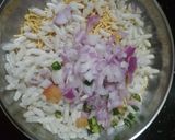 A picture of step 2 of Mudhi (bhelpuri).