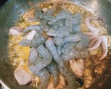 Foto del paso 4 de la receta: Calamar a la plancha con langostinos al ajillo