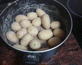 Foto del paso 5 de la receta: Muslos de pollo asados en freidora de aire con papas arrugas y mojo de pimiento
