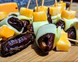 Foto del paso 1 de la receta: DÁTILES, Queso🧀 Munster y Mozzarella...!