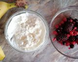 Banán túrókrémmel és piros gyümölccsel recept fázis 1 fotója