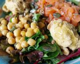 Foto del paso 7 de la receta: Ensalada con salmón ahumado, garbanzos, hummus y pipas con vinagreta de miel y mostaza