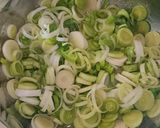Túrós póréhagymaleves recept fázis 2 fotója