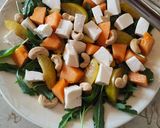 Foto del passaggio 2 della ricetta Insalata mista con primo sale frutta e anacardi