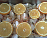 Foto del paso 4 de la receta: Pollo a la naranja con patatas al horno