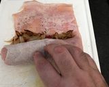 Foto del paso 5 de la receta: Matambrito de cerdo relleno con chips de papa y zanahoria a las hierbas