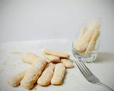 Hình bước làm 5 của món Lady fingers (bánh sâm banh)