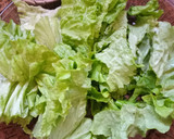 Foto del paso 3 de la receta: Ensalada de remolacha, lechuga, queso, pasas, y nueces