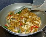 Foto langkah ke 5 dari resep Tumis tempe tahu pedas.