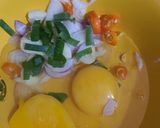 Foto langkah ke 2 dari resep Telur Dadar Kunyit.