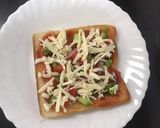 चीजी ब्रेड पिज़्ज़ा (cheesy bread pizza recipe in Hindi) रेसिपी चरण 3 फोटो