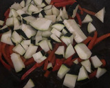 Foto del paso 3 de la receta: Tallarines con atún, verduritas y albahaca