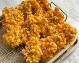 Foto langkah ke 4 dari resep Bakwan Jagung Rebon. Guriih renyah krenyes krenyes 😍👍🏻.