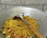 Foto langkah ke 6 dari resep Mi Goreng Kuning.