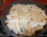 Foto del paso 1 de la receta: Huevos rotos en patatas confitadas picantes y jamón seco