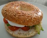 Foto del paso 3 de la receta Bagels de tomate, aguacate, crema de queso y huevo escalfado
