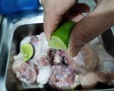 Foto langkah ke 1 dari resep Ayam Ungkep Air Kelapa Bumbu Kuning.