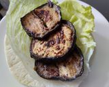 Foto del paso 3 de la receta: Wrap de berenjena🍆, salchicha🍖y carne de cerdo🥓en salsa de miel y ajo🌯🌮🧄