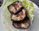 Foto del paso 3 de la receta: Wrap de berenjena🍆, salchicha🍖y carne de cerdo🥓en salsa de miel y ajo🌯🌮🧄