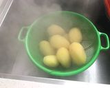 Foto del paso 2 de la receta: Arrollado de papa con jamón y queso
