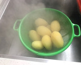Foto del paso 2 de la receta: Arrollado de papa con jamón y queso