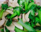 Hình bước làm 4 của món Cải thìa xào nấm đùi gà và thịt xay