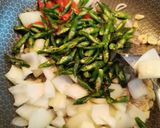 Foto langkah ke 4 dari resep Ikan asin jambal kemangi tomat ijo.