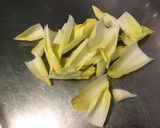 Une image de l'étape 3 de Salade aux deux endives, roquefort et sauce maison.