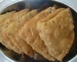 मसाला मठरी ट्रँगल (masala mathri triangle recipe in marathi) रेसिपी स्टेप 5 फोटो 