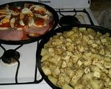 Foto del paso 4 de la receta: Pollo a la pizza con papas al provenzal
