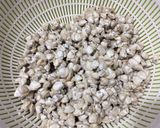 Hình bước làm 2 của món Canh Hẹ Nấu Hến