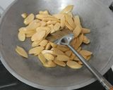 Foto langkah ke 2 dari resep Tumis sosis saus tiram.