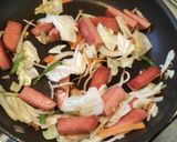 A picture of step 5 of Stir-Fried Udon with Spam and Mixed Vegetables.