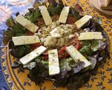 Une image de l'étape 12 de Salade aux tomates, feta, oignon italien et pistaches.