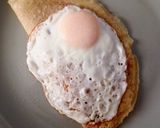 Foto del paso 5 de la receta: Crêpes rellenas con jamón, tomate y cebolla salteado con albahaca y huevo frito
