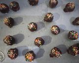 Foto langkah ke 4 dari resep Bola-bola Cokelat (dari roti sisa).