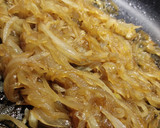 Foto del paso 2 de la receta: Tostadas de cebolla caramelizada, calabaza, queso y nueces