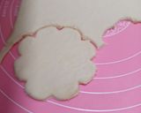 Foto langkah ke 1 dari resep Puff Pastry Flower With Strawberry & Cheese.