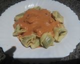 Foto del paso 6 de la receta Tortellinis rellenos con salsa de tomate, nata y bacon