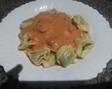 Foto del paso 6 de la receta: Tortellinis rellenos con salsa de tomate, nata y bacon