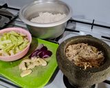 Gambar langkah 1 resipi Nasi Goreng Ikan.