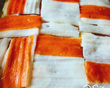 Foto del paso 7 de la receta: 13.🥮Empanada de salmón, cebolla, huevo y surimi