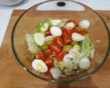 A picture of step 4 of Green Salad "Venice" with tuna.