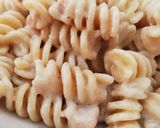 Foto del passaggio 1 della ricetta Fusilli integrali cremosi con panna e tonno