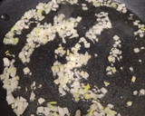 Foto del paso 2 de la receta: Arroz con butifarra negra y níscalos (rovellons)