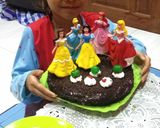 Foto langkah ke 5 dari resep Bolu cokelat hias suka-suka.