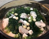 Hình bước làm 3 của món Canh Rong Biển Nấu Nấm Đậu Hủ Hạt Sen